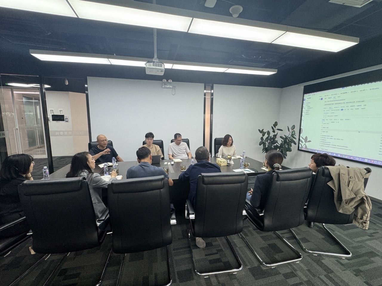 新华网考察科策云科创大模型2