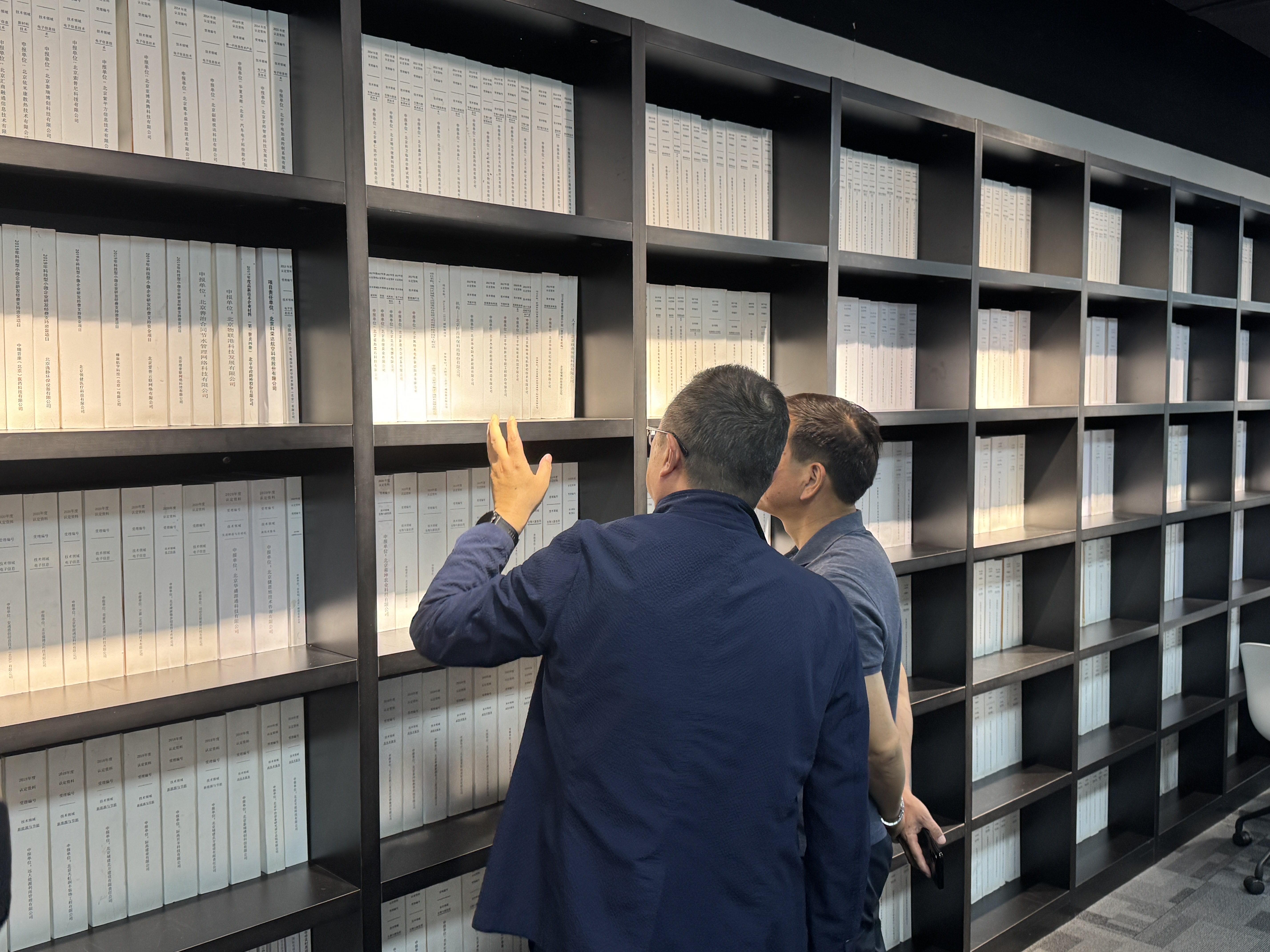 新华网考察科策云科创大模型4